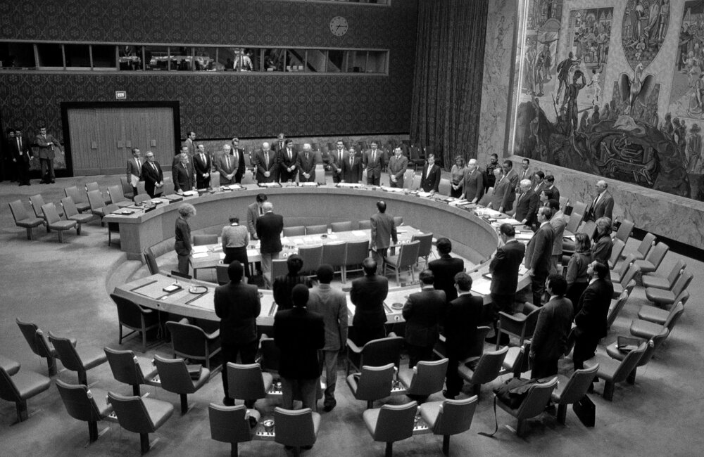Security Council members observe a moment of silence in homage to the late President of Lebanon René Mouawad who was assassinated in Lebanon on 21 November 1989